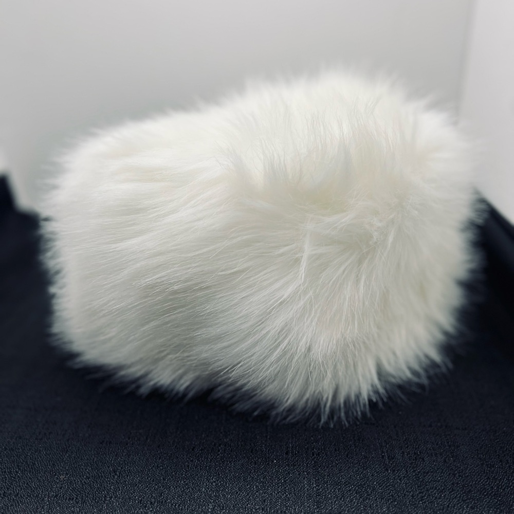 Women's Faux Fur Hat Sable Hat One Size White with Black Quilted Inside - Picture 3 of 7
